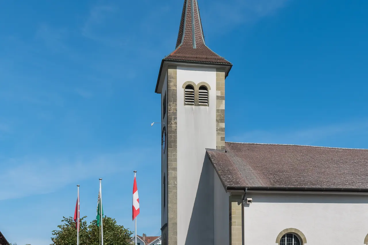 L’église de Forel (Lavaux), drapeaux au vent, sous un ciel bleu