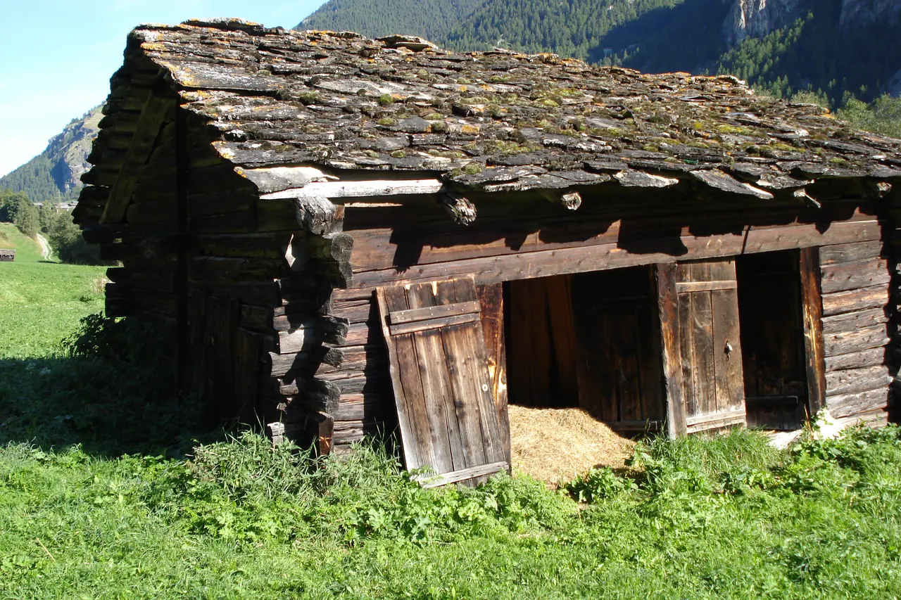 Grange en bois traditionnelle couverte de dalles de pierre, à Évolène