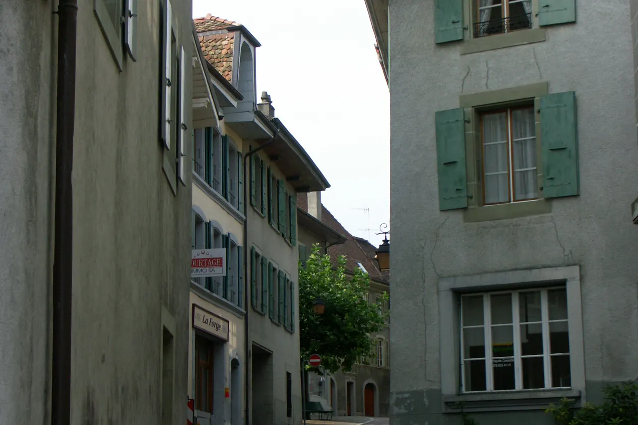Rue du vieux bourg de Lutry, façades à volets et pavés, vers l’église