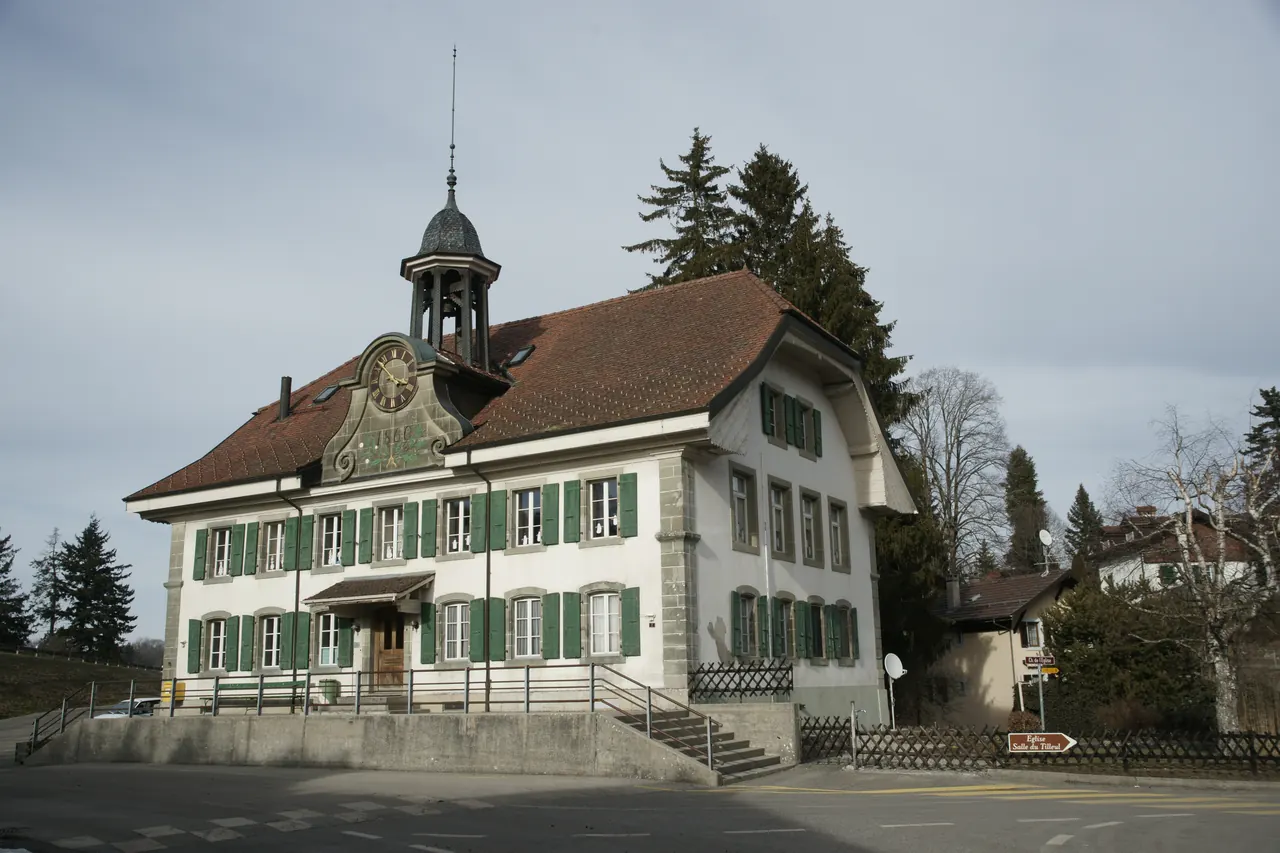 Le collège de Montpreveyres, grand bâtiment à toiture en croupe surmonté d’un clocheton