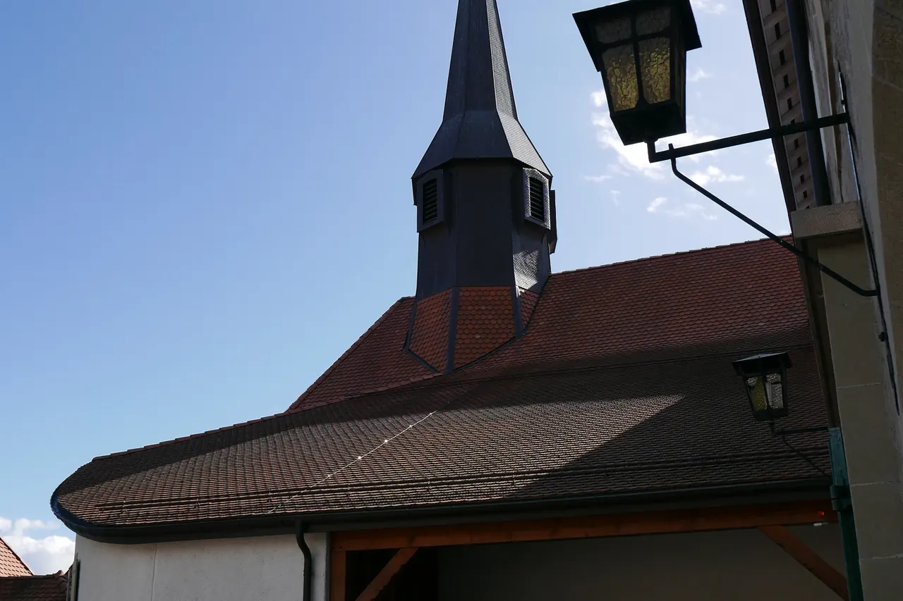 Bord de toiture et avant-toit de l’église de Pully, vus depuis le sol