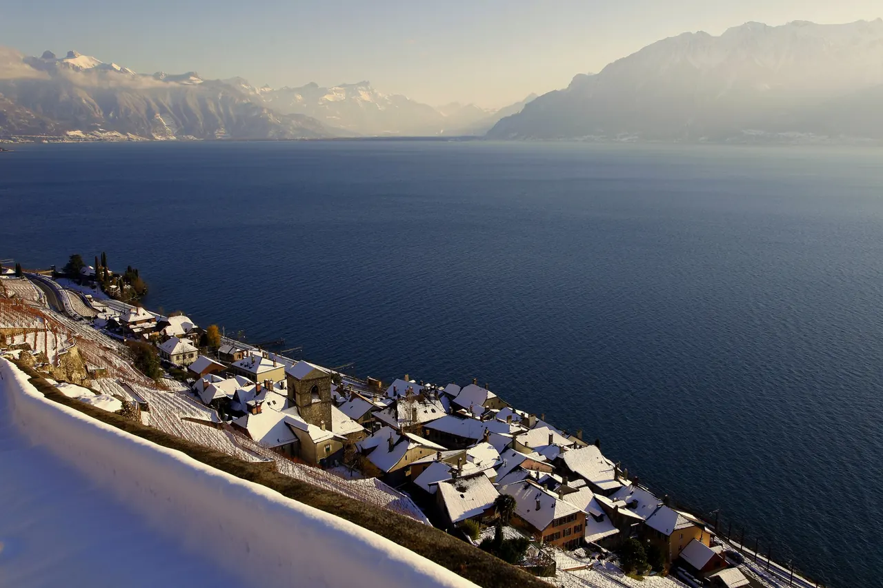 Le village et l’église de Saint-Saphorin au bord du Léman, au petit matin
