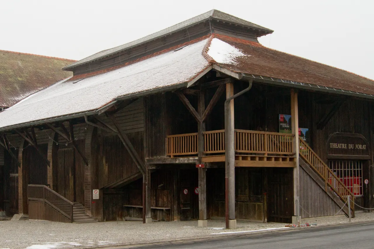 Le Théâtre du Jorat à Mézières : long bâtiment de bois sous une vaste toiture