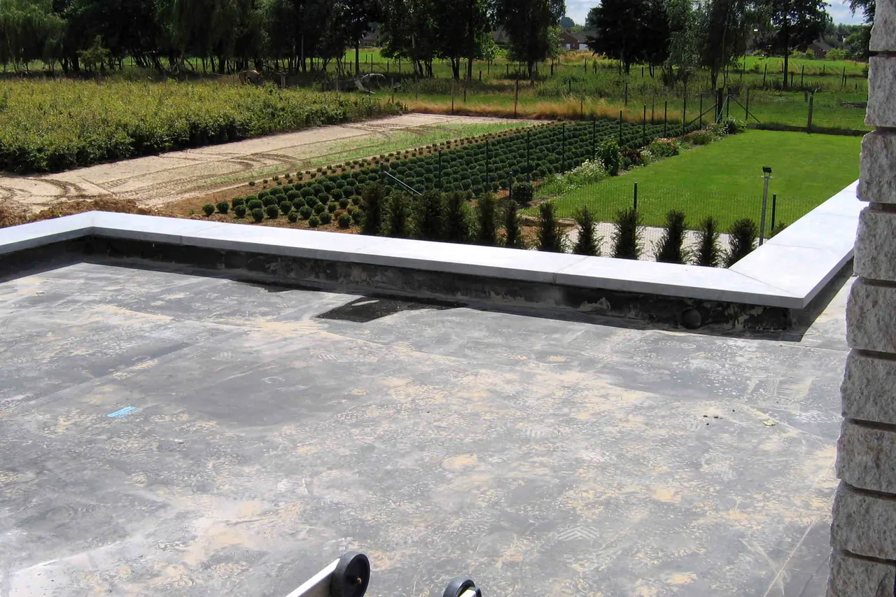 Étanchéité en membrane EPDM posée et terminée sur une toiture plate, avec ses relevés de bordure