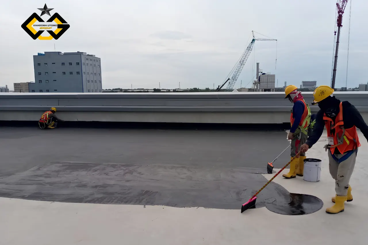 Application d’un produit d’étanchéité liquide à la raclette sur une dalle de béton en toiture