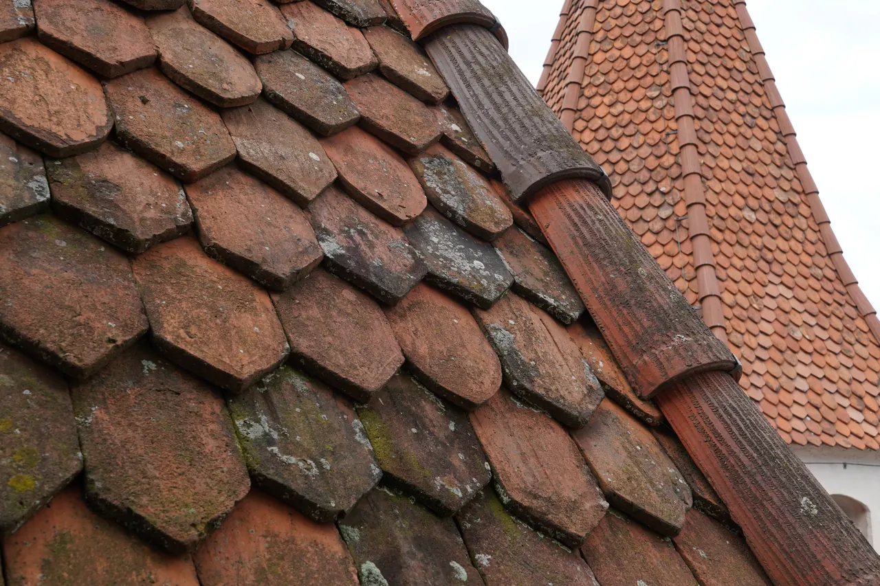 Petites tuiles plates couvrant le toit du château de Thoune, en Suisse